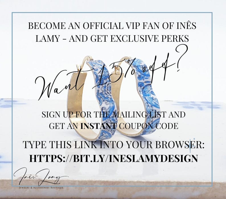 Peut inclure: Un graphique avec des boucles d'oreilles cr&eacute;oles &agrave; motifs bleus et blancs et des accents dor&eacute;s. Le texte dit "Devenez un fan VIP officiel d'In&ecirc;s Lamy - et obtenez des avantages exclusifs. Vous voulez 15% de r&eacute;duction ? Inscrivez-vous &agrave; la liste de diffusion et obtenez un code de r&eacute;duction instantan&eacute;. Tapez ce lien dans votre navigateur : https://bit.ly/ineslamydesign. In&ecirc;s Lamy Bijoux & Accessoires Boutique."