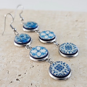 Portugese tegels ronde stalen oorbellen blauw witte oorbellen Delfts wit blauwe sieraden 18e-eeuwse ronde gemengde tegeloorbellen mismatched