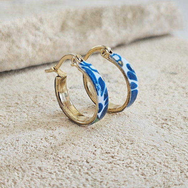 Kleine Gold HOOP Fliesen Ohrringe STEEL Blau Mexikanische Blumen Fliesen Zarte Flache Creolen Frauen Geschenk Historischer Schmuck Jahrestag Geschenk