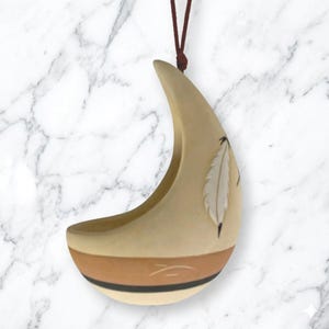 Puede incluir: Un letrero de madera rústico con el texto "Welcome to our home" en letras blancas. El letrero presenta un acabado envejecido y un diseño simple y acogedor, ideal para un porche o entrada.