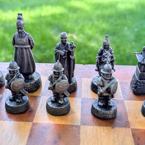 Historische Schachfiguren, Koreanisch Inspiriert (nur Figuren. Brett nicht enthalten) Handgemalt. Einzelstück.