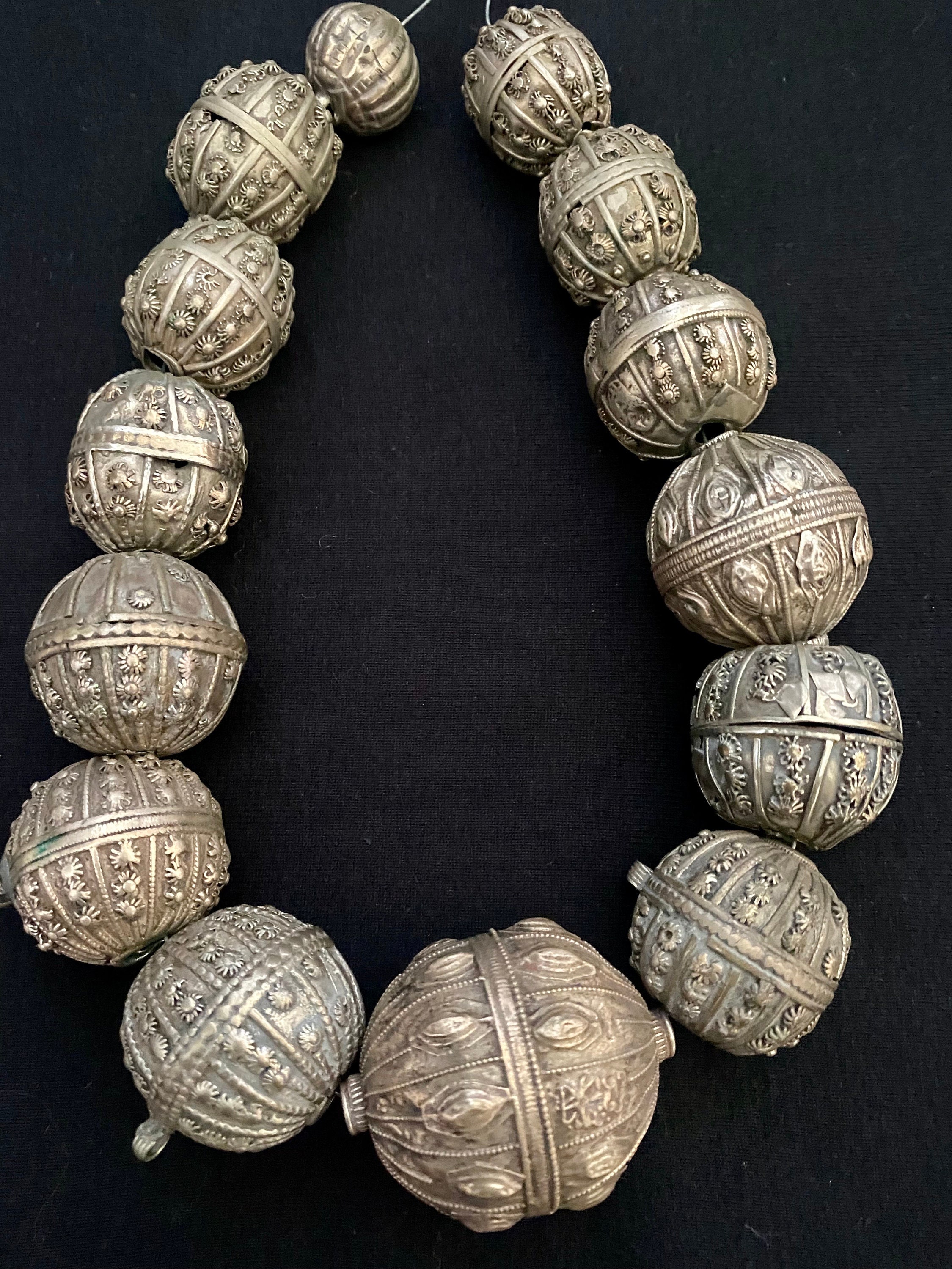 即納！最大半額！ A Strand of 14 Antique Yemeni Handcrafted African Silver 彫刻・オブジェ