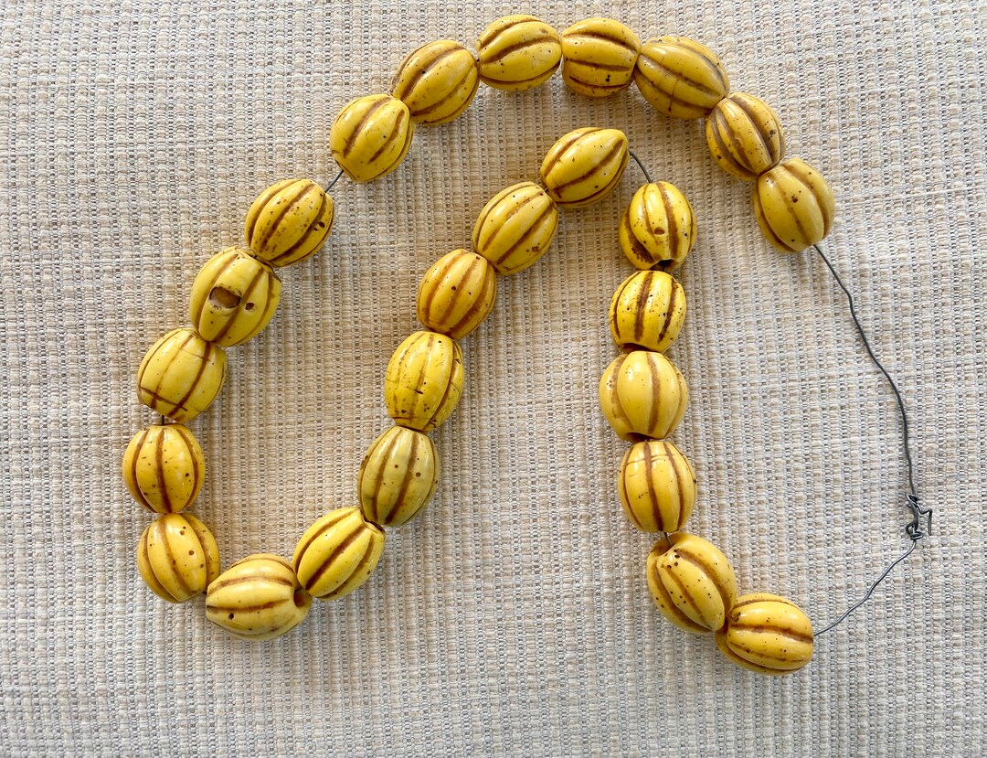 Perles Anciennes Chinoises En Jade Melon Jaune - Provenance Irian Jaya Papua, Occasion