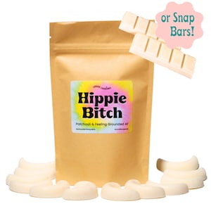 Pode incluir: Um saco de papel castanho com um rótulo que diz "Hippie Bitch Patchouli & Feeling Grounded AF" e um padrão tie-dye. O saco está cheio de derretimentos de cera branca em forma de lua crescente. A imagem também mostra duas barras de derretimentos de cera branca.