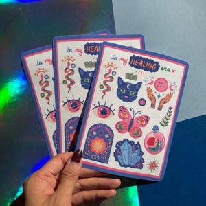 Feuille d'autocollants Healing Era - Sticker sheet 4.5x6 po, chiffres chanceux, tarot, aura, cristaux, illustré par Jadelachine