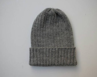 Mittelgraue Unisex Erwachsene Mütze. 100% Alpaka - Handgefertigt in Schottland. Gestrickte graue Armbanduhr Cap/ Fischermütze