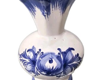 Jarrón vintage de porcelana blanca con forma de bulbo en un vibrante diseño azul cobalto.