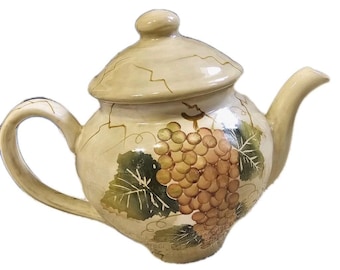 Tabletops Unlimited Cabernet (Semi Scallop, Rippled) Teapot