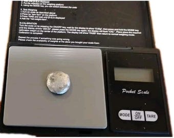 Plata de desecho procedente de joyas de plata de ley fundidas. Aproximadamente 8,3 gramos.
