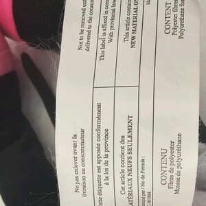 Peut inclure: Une &eacute;tiquette blanche avec du texte noir, comprenant les mots &laquo; MAT&Eacute;RIAUX NEUFS SEULEMENT &raquo; et &laquo; Fibres de polyester &raquo;. L'&eacute;tiquette est partiellement visible.