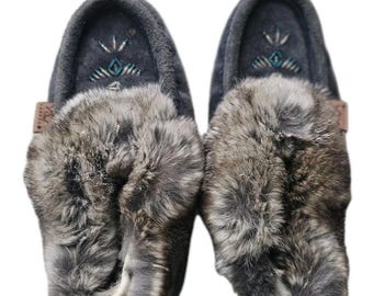 Oryginalne inuickie kapcie Mukluk, futrzane wykończenia, ręcznie robione, szare, zimowe buty domowe...