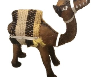 Estatua de camello vintage hecha a mano en cuero natural.