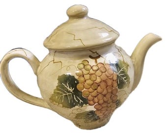 Tabletops Unlimited Cabernet (Semi Scallop, Rippled) Teapot