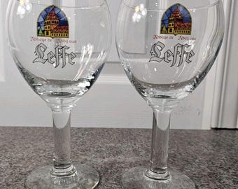 2 Leffe belgiska ölglas med stjälk, färgglad klosterlogotyp, 473 ml