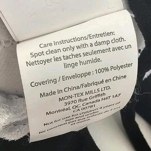 Pode incluir: Uma etiqueta de cuidados em tecido branco com texto preto. A etiqueta diz: Care instructions/Entretien: Spot clean only with a damp cloth. Nettoyer les taches seulement avec un linge humide. Covering/Enveloppe: 100% Polyester. Made in China.