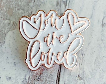 Witte en roségouden emaille pin You're Loved | Leuke speld | Reversspeld | Speld | Speldenset voor rugzakken | Harde emaille pin | Harde reversspeld