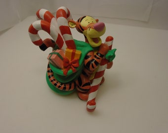 Disney Lachende Teigetje Kerstbeeldje Santa's Bag Candy Canes Pooh Verzamelaars -Mooi zwaar stuk 5 inch hoog Vintage Uitstekende Staat