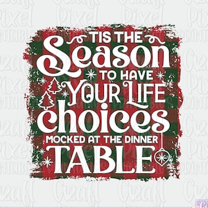 Dies ist die Jahreszeit, in der Sie Ihre Lebenswahlen am Tisch verspotten können, Weihnachtssarkasmus, lustiges Shirt PNG, Kaffeezitat, XMAS Png, Winter, Feiertage