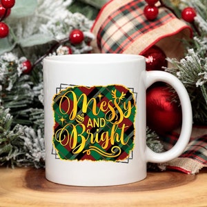 Mug de Noël Png, Chemise de maman de Noël drôle Png, désordre et lumineux, citation festive Png, sac fourre-tout de vacances Png, Noël disant Png, hiver Png