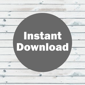 Op de afbeelding: Een grijze cirkel met de woorden "Instant Download" in witte tekst is gecentreerd op een witte houten plank achtergrond. De houten planken zijn wit geschilderd met zichtbare houtnerf en knopen.