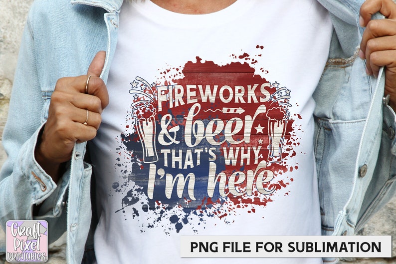 Puede incluir: Una camiseta blanca con un dise&ntilde;o gr&aacute;fico rojo, blanco y azul. El gr&aacute;fico presenta un fondo de tablones de madera con el texto "Fireworks & beer that's why I'm here" y dos vasos de cerveza. El gr&aacute;fico est&aacute; rodeado de salpicaduras de pintura roja, blanca y azul.