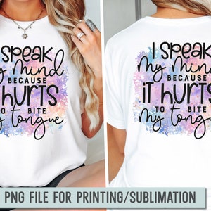 K&ouml;nnte beinhalten: Ein wei&szlig;es T-Shirt mit einem Aquarell-Design mit dem Text "Ich sage meine Meinung, weil es weh tut, sich auf die Zunge zu bei&szlig;en".