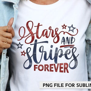 Pode incluir: Camiseta branca com o texto "Stars and Stripes Forever" em escrita vermelha e azul. O design inclui estrelas. A camiseta est&aacute; sendo usada sob uma jaqueta jeans azul clara. A imagem tamb&eacute;m inclui o texto "PNG FILE FOR SUBMLIMATION".