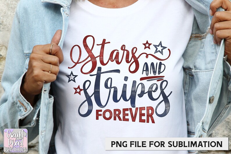 Pode incluir: Camiseta branca com o texto "Stars and Stripes Forever" em escrita vermelha e azul. O design inclui estrelas. A camiseta est&aacute; sendo usada sob uma jaqueta jeans azul clara. A imagem tamb&eacute;m inclui o texto "PNG FILE FOR SUBMLIMATION".
