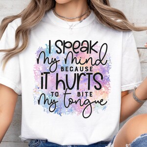 K&ouml;nnte beinhalten: Wei&szlig;es T-Shirt mit Aquarellhintergrund und dem Text "Ich sage meine Meinung, weil es weh tut, mir auf die Zunge zu bei&szlig;en".