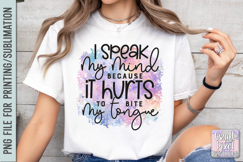 K&ouml;nnte beinhalten: Wei&szlig;es T-Shirt mit Aquarellhintergrund und dem Text "Ich sage meine Meinung, weil es weh tut, mir auf die Zunge zu bei&szlig;en".