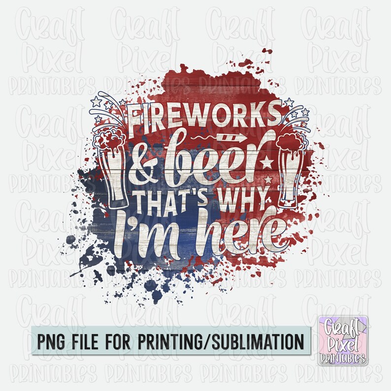 Puede incluir: Un dise&ntilde;o digital rojo, blanco y azul con un fondo de madera. El dise&ntilde;o presenta el texto "Fireworks & Beer That's Why I'm Here" con una jarra de cerveza y un gr&aacute;fico de fuegos artificiales.