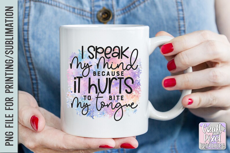 K&ouml;nnte beinhalten: Eine wei&szlig;e Keramiktasse mit einem Aquarellhintergrund in Rosa-, Lila- und Blaut&ouml;nen. Die Tasse tr&auml;gt einen schwarzen Text mit der Aufschrift "Ich sage meine Meinung, weil es weh tut, sich auf die Zunge zu bei&szlig;en."