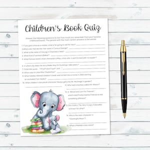 Op de afbeelding: Een Kinderboek Quiz-blad met vragen over klassieke kinderboeken. Het blad bevat een illustratie van twee olifanten en een stapel boeken. Een zwarte en gouden pen ligt aan de rechterkant van het blad.