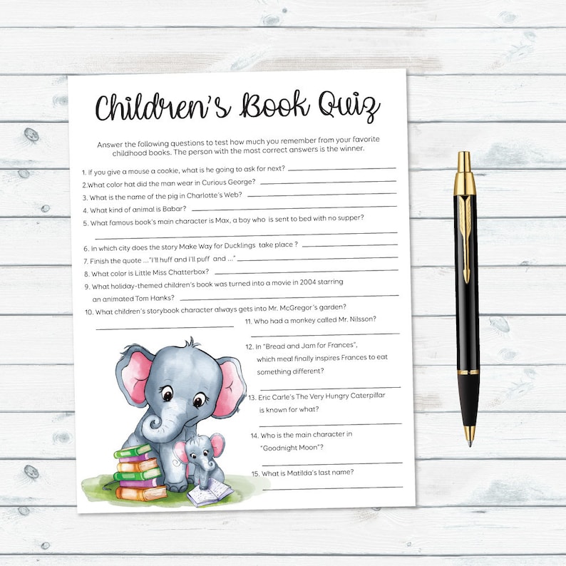 Op de afbeelding: Een Kinderboek Quiz-blad met vragen over klassieke kinderboeken. Het blad bevat een illustratie van twee olifanten en een stapel boeken. Een zwarte en gouden pen ligt aan de rechterkant van het blad.