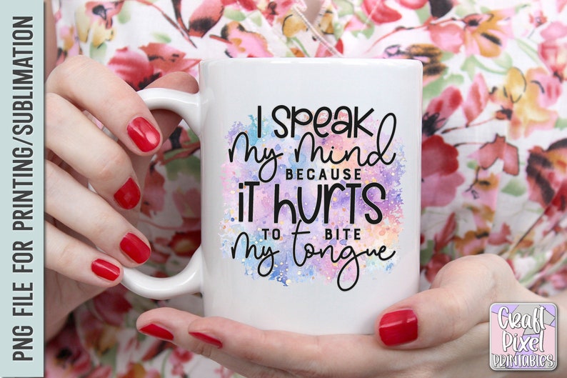K&ouml;nnte beinhalten: Eine wei&szlig;e Keramiktasse mit einem bunten Aquarellhintergrund und dem Text "Ich sage meine Meinung, weil es weh tut, sich auf die Zunge zu bei&szlig;en".