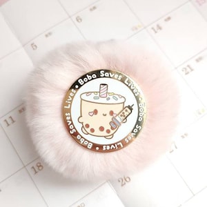 Süßer Boba Milk Tea (Saves Lives) Emaille Pin/Anstecknadel