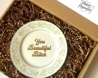 Profanidades en plato, hermosa perra, plato floral