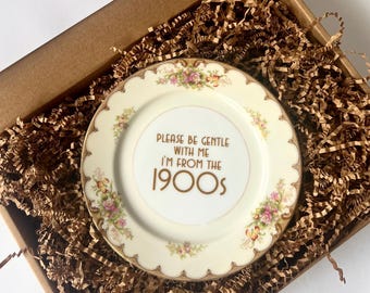 Plato vintage floral de principios del siglo XX con blasfemias.