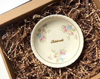 Plato de drogas con profanidades, Adderall, floral vintage