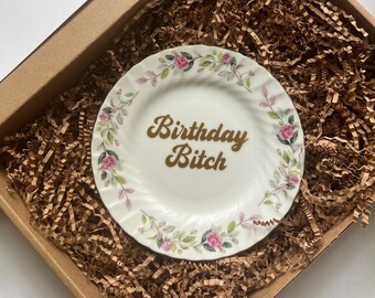 Plato de cumpleaños de perra con blasfemias chapadas