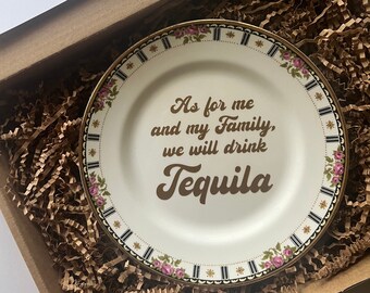 Plato floral de fiesta familiar con profanidades y tequila