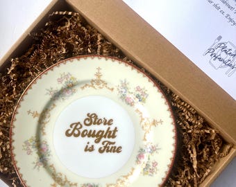Plato decorativo con motivos soeces comprado en tienda, de excelente calidad y diseño floral vintage.