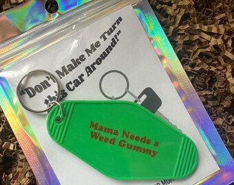 ¡No me hagas dar la vuelta con este coche! Mamá necesita un llavero de gomitas de marihuana con la frase Motherhood