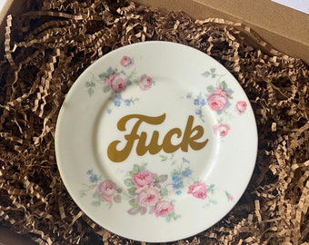 Plato de palabrotas florales con platos de joder