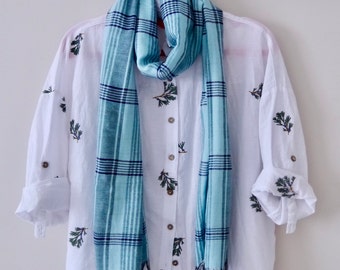 Lenço de algodão azul claro tecido à mão: xale estilo boho