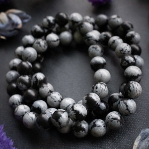 Pulseira de obsidiana de floco de neve de 8 mm, contas de pedra de aterramento, joias de energia de proteção, equilíbrio e calma, presente espiritual exclusivo para ela/ele