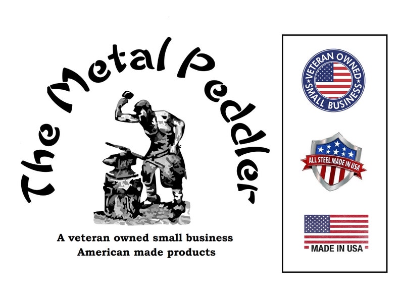 K&ouml;nnte beinhalten: Das Logo von The Metal Peddler zeigt einen Schmied, der an einem Amboss arbeitet. Das Logo ist von dem Text "The Metal Peddler" umgeben. Das Logo enth&auml;lt auch den Text "A veteran owned small business American made products".