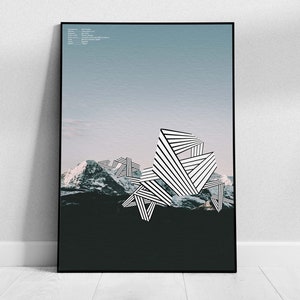Peut inclure: Un motif géométrique noir et blanc est superposé à une photographie d'une chaîne de montagnes. Le motif est composé de lignes et de formes qui se chevauchent, créant une impression de profondeur et de dimension. Les montagnes sont recouvertes de neige et se détachent sur un ciel bleu.