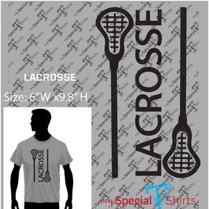 Puede incluir: Diseño gráfico en blanco y negro de un palo de lacrosse con la palabra "LACROSSE" en letras grandes. El diseño tiene 6 pulgadas de ancho y 9,8 pulgadas de alto.
