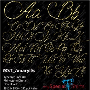 Peut inclure: Une police de caractères numérique pour les lettres A à Z dans un style d'écriture cursive. Les lettres sont composées de strass dorés sur un fond noir. La police s'appelle "MST_Amaryllis" et est disponible en taille 222 points. Le texte "Typeable Font OTF Rhinestone Digital Download SS10 & SS06 - 222 point size UC H 2.12" LC H 1.80" est également inclus dans l'image.